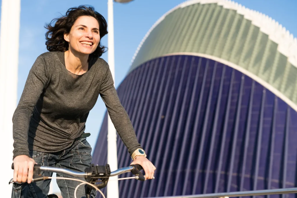 Viajera en bicicleta recorriendo Valencia sin coche