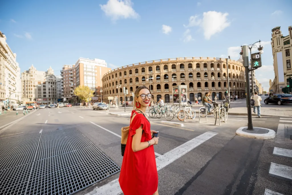 Viajera explorando Valencia a pie y en transporte publico