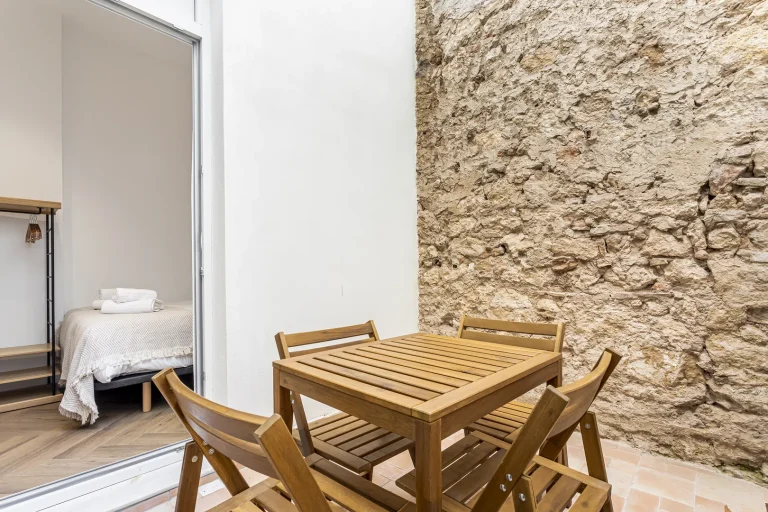 Terrasse und Schlafzimmer einer hellen Ferienwohnung in Valencia