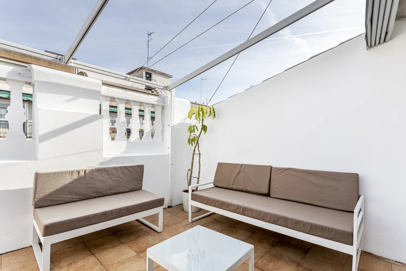 Heller Wohnbereich einer Ferienwohnung als Arbeitsplatz für eine Workation in Valencia