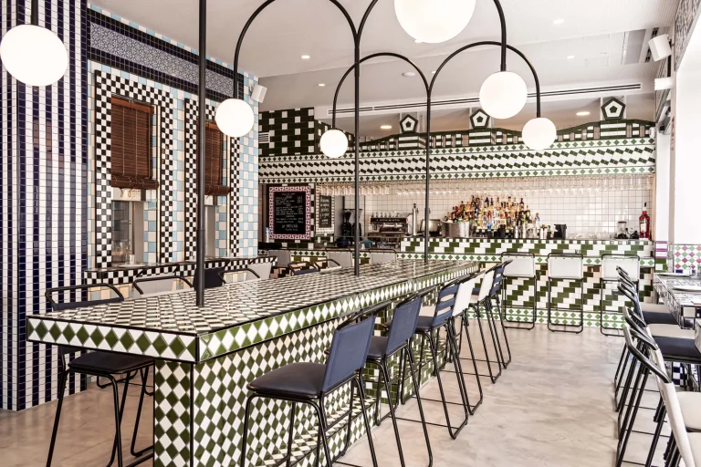 Stilvolles Restaurant in Valencia mit warmem Innenraum