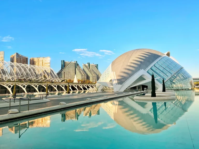 Ciudad de las Artes y las Ciencias in Valencia bei klarem Himmel