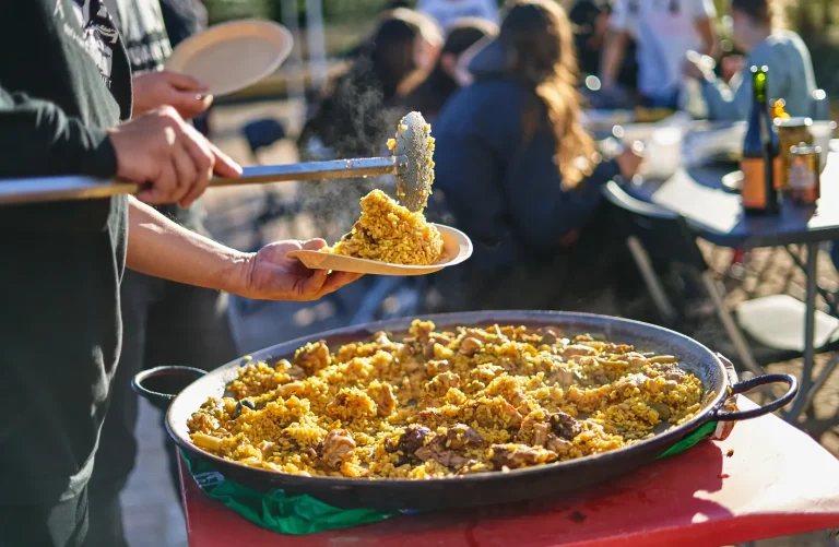 Familie teilt eine Paella in Valencia