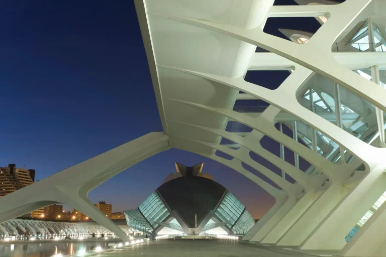 Moderne Architektur in Valencia in der Dämmerung