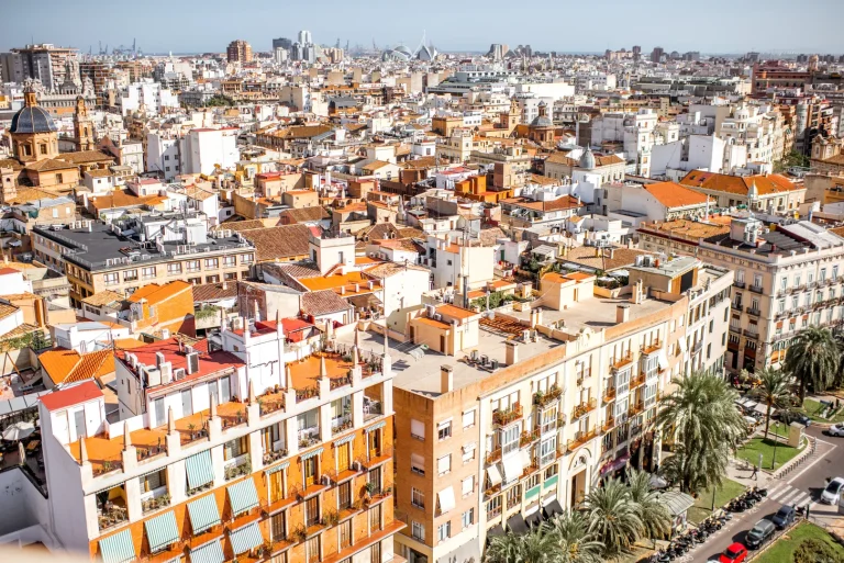 Weitblick über Valencia mit Stadt und mediterranem Licht