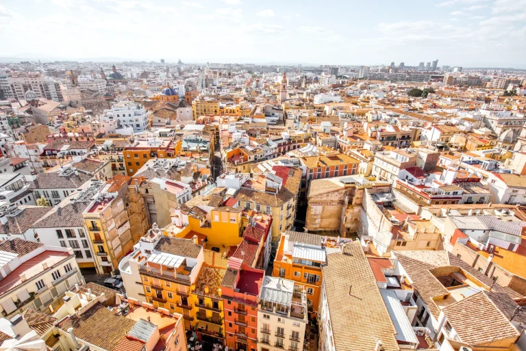 Stadtblick über Valencia mit Dächern und Licht