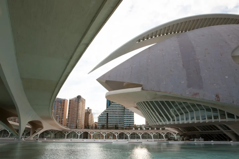 Ruhiger Blick unter den Formen der Ciudad de las Artes y las Ciencias in Valencia - Ciudad de las Artes im Dezember: Museen, Licht und Pausen im Apartment