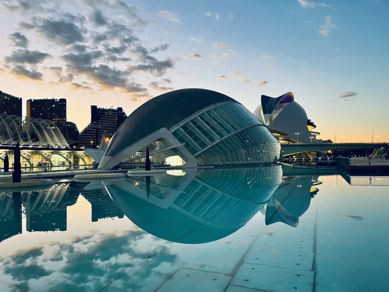 Spiegelung moderner Architektur in Valencia bei Abendlicht - Direkt buchen für Dezember in Valencia: Verfügbarkeit, Preisvergleich und Betreuung