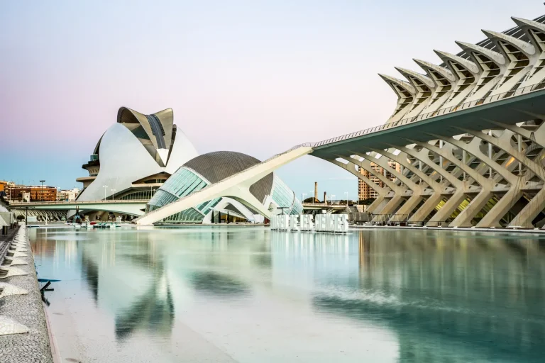 Ciudad de las Artes y las Ciencias mit hellem Wasser und Architektur - Von Hannover nach Valencia: Herbstreise mit zentraler Ferienwohnung planen