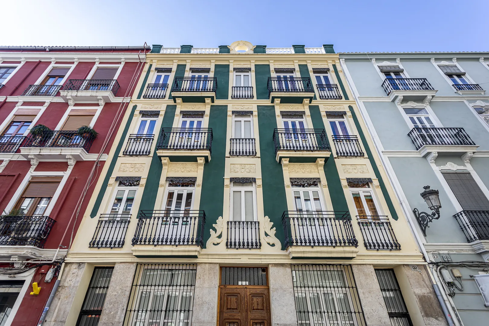 Zentrale Apartmentfassade von Aire Holidays in Valencia - Ruzafa im Advent: Cafés, Abendessen und Ferienwohnung statt Hotel