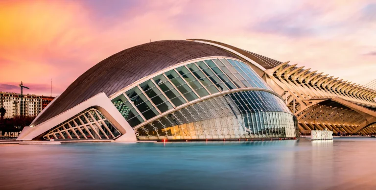 Ciudad de las Artes y las Ciencias in Valencia bei warmem Abendlicht - Ruzafa im Advent: Cafés, Abendessen und Ferienwohnung statt Hotel