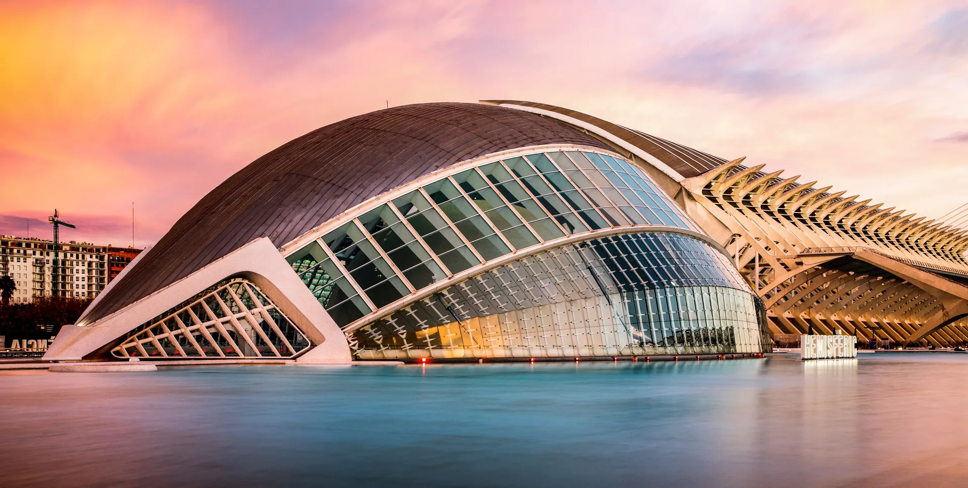 Ciudad de las Artes y las Ciencias in Valencia bei warmem Abendlicht - Ruzafa im Advent: Cafés, Abendessen und Ferienwohnung statt Hotel