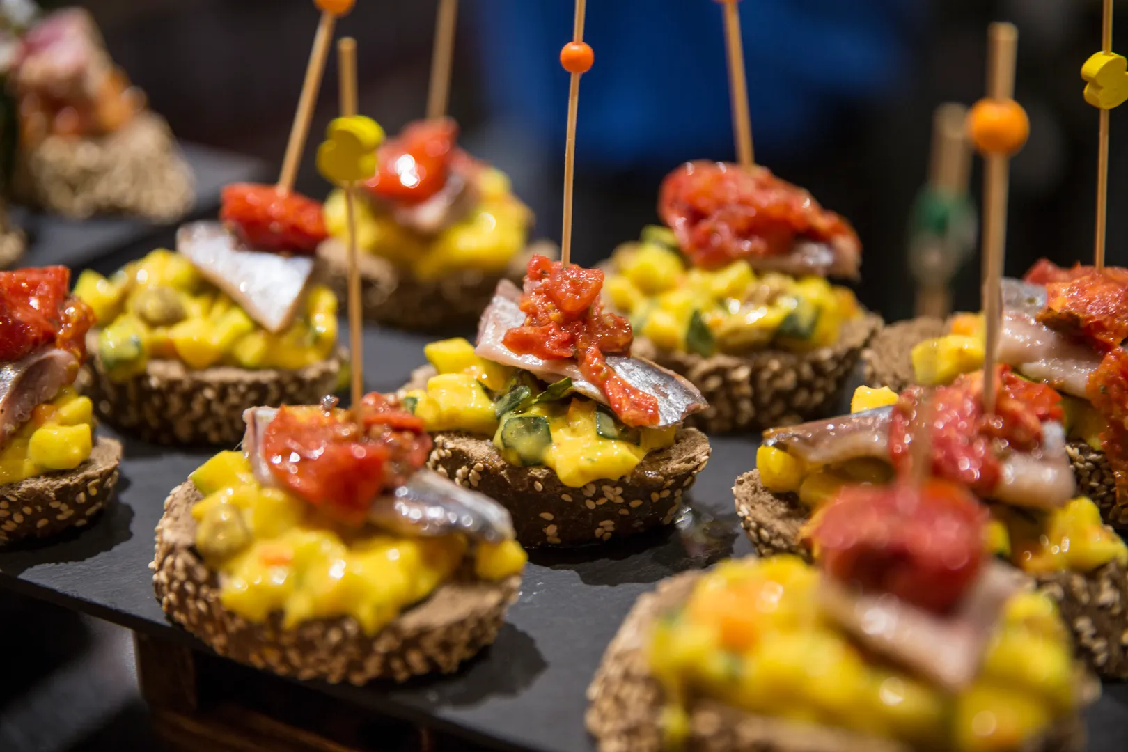 Tapas auf einem Tisch als Abendidee in Valencia - Ruzafa im Advent: Cafés, Abendessen und Ferienwohnung statt Hotel