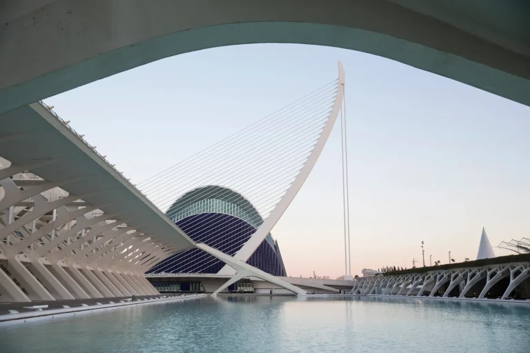 Moderne Architektur der Ciudad de las Artes y las Ciencias mit Wasser und Brueckenbogen - Spaete Ankunft in Valencia: Check-in, erste Einkaeufe und die richtige Apartmentlage