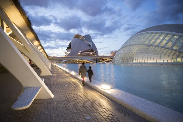 Abendspaziergang an der Ciudad de las Artes y las Ciencias in Valencia - Valencia im Dezember für Paare: Lichter, Restaurants und zentrales Apartment