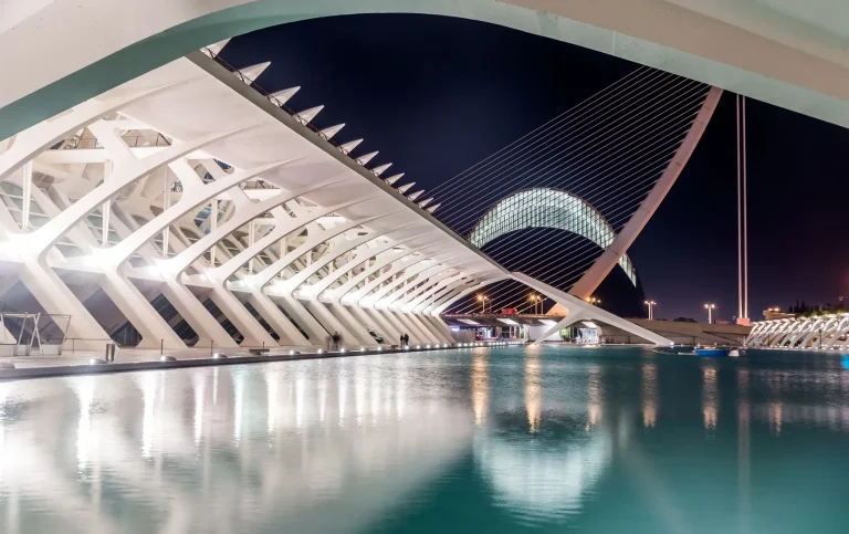 Nächtliche Architektur der Ciudad de las Artes y las Ciencias in Valencia - Valencia ohne Hotel im Winter: Küche, Wäsche und Alltag in Ruzafa oder Zentrum